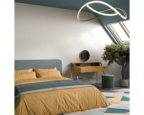 Svetlá spálňa s posteľou, komodou, zrkadlom, stoličkou, izbovou rastlinou a ozdobným stropným svietidlom.