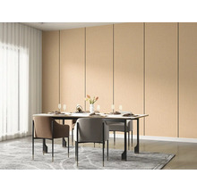 Jedáleň s jedálenským stolom, stoličkami a nástennými panelmi