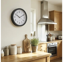 Kuchynská scéna s nástennými hodinami, drevenou pracovnou doskou a kuchynskými spotrebičmi