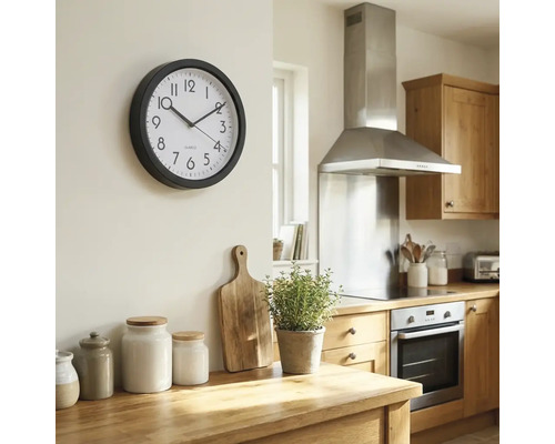 Kuchynská scéna s nástennými hodinami, drevenou pracovnou doskou a kuchynskými spotrebičmi