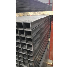 Stoh kovových štvorcových rúrok pre stavebné projekty