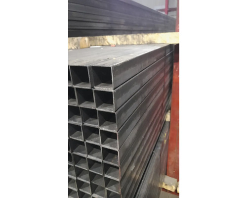 Stoh kovových štvorcových rúrok pre stavebné projekty