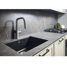 Kuchynský drez s batériou v moderné kuchyni