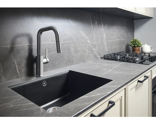 Kuchynský drez s batériou v moderné kuchyni