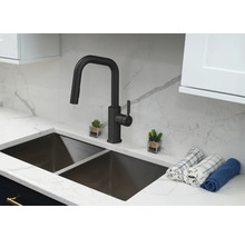 Kuchynská batéria v modernej kuchyni s dvojitým drezom