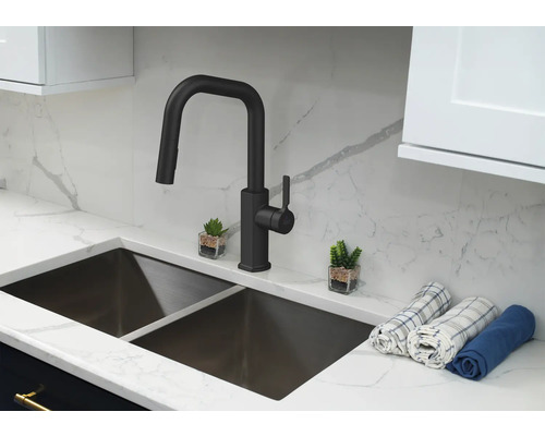 Kuchynská batéria v modernej kuchyni s dvojitým drezom