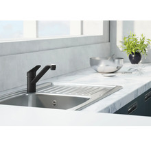 Kuchynský drez s čiernou batériou na pracovnej doske