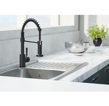 Kuchynský drez s čiernou batériou a špirálovou hadicou