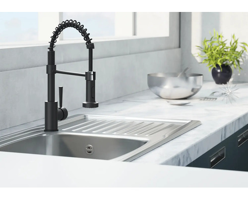 Kuchynský drez s čiernou batériou a špirálovou hadicou