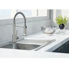 Kuchynský drez so špirálovou batériou vo svetlej kuchyni