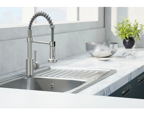 Kuchynský drez so špirálovou batériou vo svetlej kuchyni