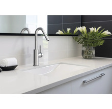 Moderná kúpeľňa s umývadlom, batériou a zrkadlom