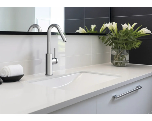 Moderná kúpeľňa s umývadlom, batériou a zrkadlom