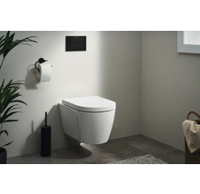 Moderná kúpeľňa so závesným záchodom, ovládacím panelom a držiakom toaletného papiera.