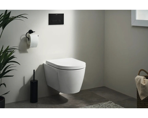 Moderná kúpeľňa so závesným záchodom, ovládacím panelom a držiakom toaletného papiera.