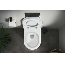 Pohľad zhora na toaletu s otvoreným záchodovým sedadlom, ovládacou doskou a držiakom toaletného papiera