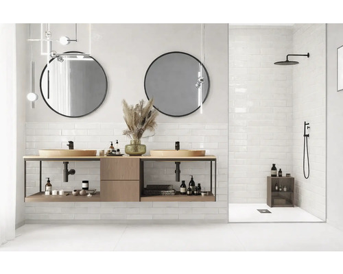 Moderná kúpeľňa s umývadlom, okrúhlymi zrkadlami a sprchovacím kútom