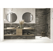 Moderná kúpeľňa s dvojitým umývadlom, okrúhlymi zrkadlami a tmavými obkladmi