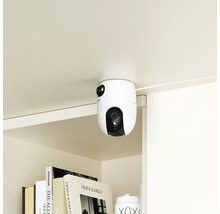 Bezpečnostná kamera pripevnená k polici