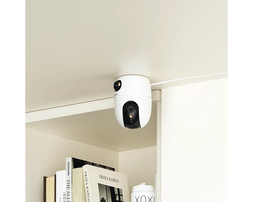 Bezpečnostná kamera pripevnená k polici