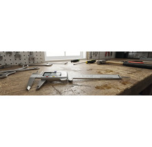 Digitálne posuvné meradlo na pracovnom stole