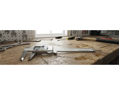 Digitálne posuvné meradlo na pracovnom stole