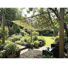 Záhrada s maskovacou sieťou ako ochrana proti slnku nad posedením