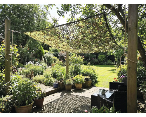 Záhrada s maskovacou sieťou ako ochrana proti slnku nad posedením