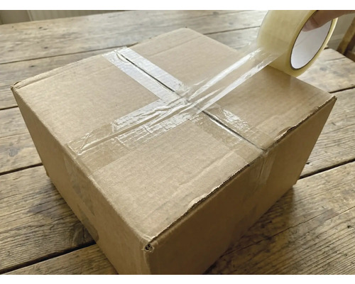 Kartónová krabica sa uzatvára priehľadnou lepiacou páskou.