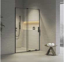 Sprchovací kút so sklenenými dverami vo svetlej kúpeľni