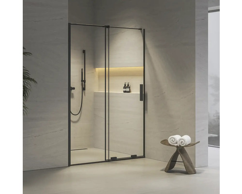 Sprchovací kút so sklenenými dverami vo svetlej kúpeľni