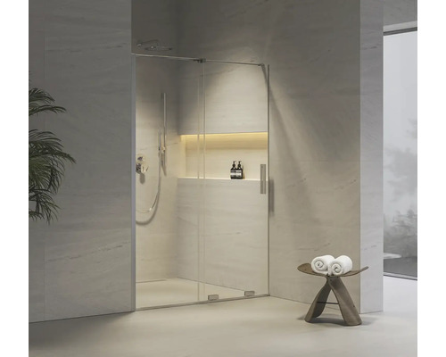 Moderný sprchovací kút so sklenenými dverami a dažďovou sprchou vo svetlej kúpeľni.