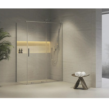 Sprchovací kút so sklenenými dverami, armatúrami a uterákmi v kúpeľni