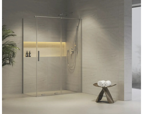 Sprchovací kút so sklenenou stenou vo svetlej kúpeľni