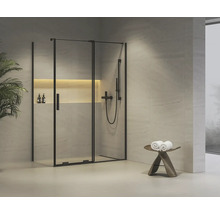 Kúpeľňa so sprchovacím kútom a stoličkou na uteráky