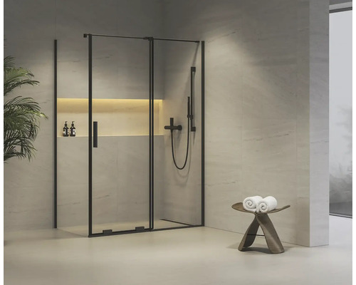 Kúpeľňa so sprchovacím kútom a stoličkou na uteráky