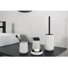 Kúpeľňová súprava s dávkovačom mydla, miskou na mydlo, pohárom na zubné kefky a toaletnou kefou na umývadle