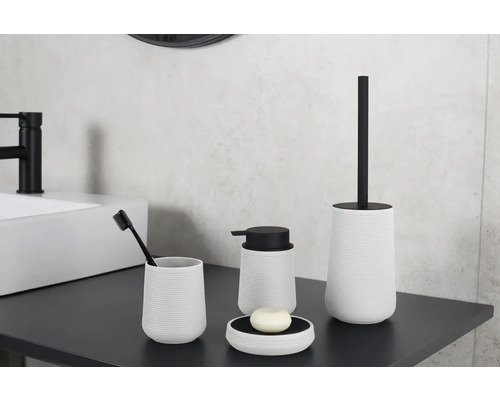 Kúpeľňová súprava s dávkovačom mydla, miskou na mydlo, pohárom na zubné kefky a toaletnou kefou na umývadle