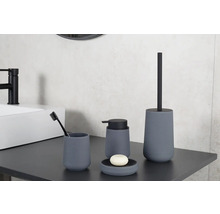 Kúpeľňová súprava s dávkovačom mydla, miskou na mydlo, pohárom na zubné kefky a toaletnou kefou