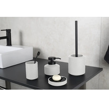 Kúpeľňová súprava s dávkovačom mydla, miskou na mydlo, pohárom na zubné kefky a toaletnou kefou na umývadle