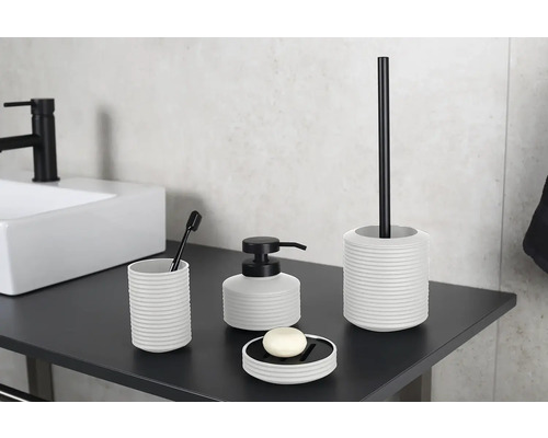 Kúpeľňová súprava s dávkovačom mydla, miskou na mydlo, pohárom na zubné kefky a toaletnou kefou na umývadle