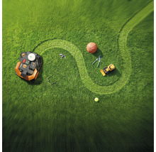 Trávnik s robotickou kosačkou, basketbalovou loptou, záhradníckymi nožnicami a hračkou bagra