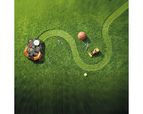 Trávnik s robotickou kosačkou, basketbalovou loptou, záhradníckymi nožnicami a hračkou bagra