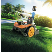 Záhradný traktor s vymeniteľnou batériou používaný na trávniku