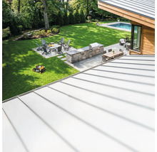 Pohľad na záhradu s robotickou kosačkou, grilom, posedením a bazénom