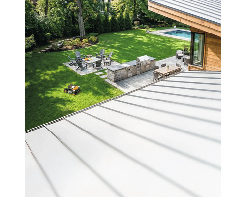 Pohľad na záhradu s robotickou kosačkou, grilom, posedením a bazénom