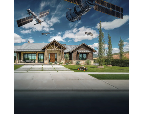 Scéna domu s robotickou kosačkou a satelitmi na oblohe