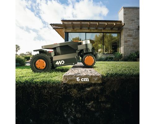 Robotická kosačka na trávniku s výškou schodu šesť centimetrov.