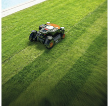 Robotická kosačka kosí trávnik.