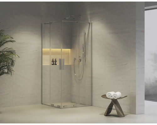 Moderný sprchovací kút so sklenenými dverami a armatúrami vo svetlej kúpeľni